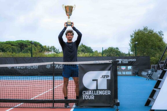 Un tennisman qui soulève une coupe
